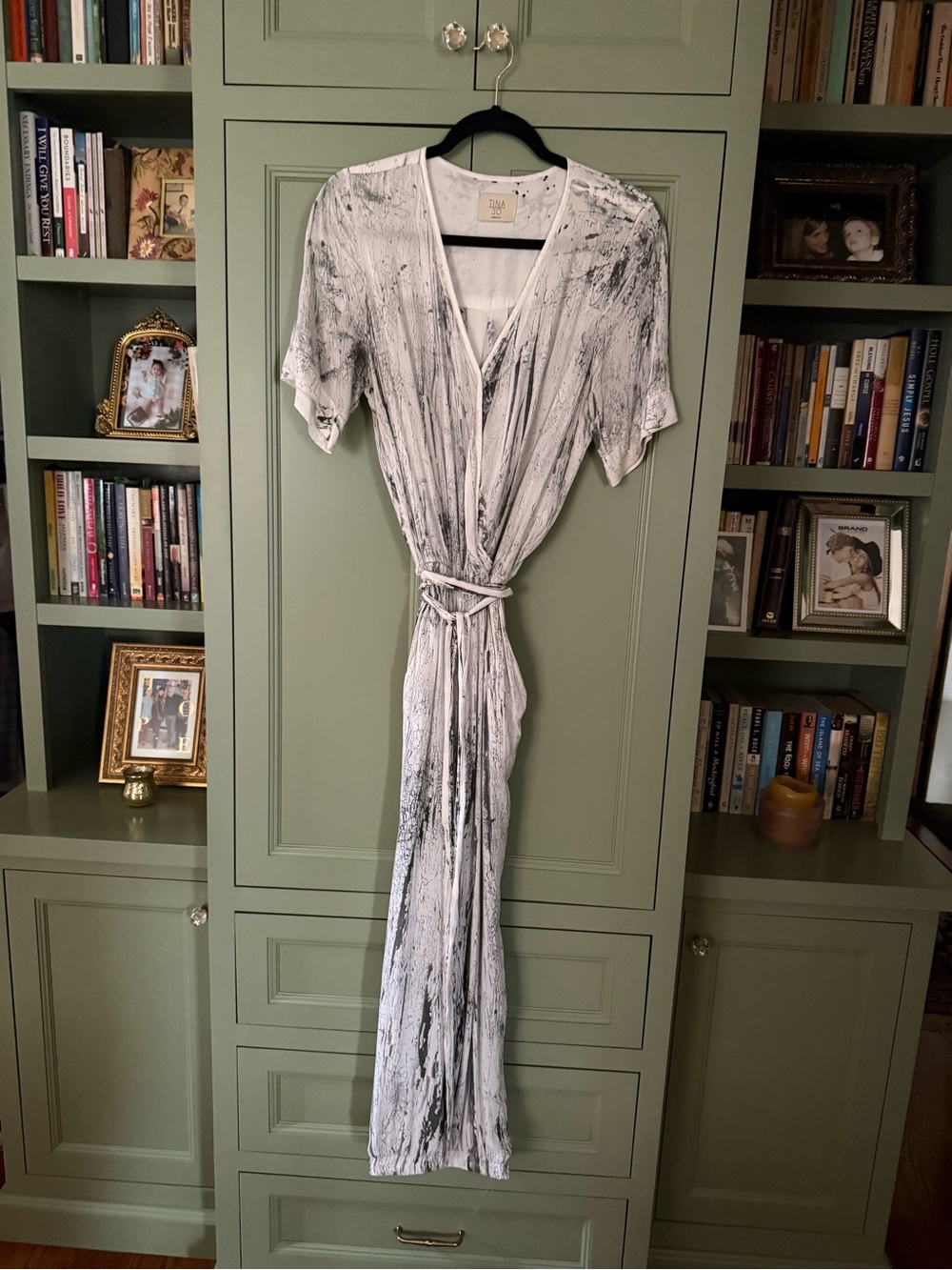 NWOT ‘80’s Vibe TinaJo White/Gray Short-Sleeve Marble-Print Wrap Jumpsuit Med